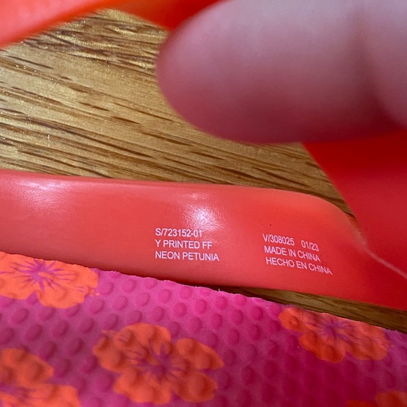 Old Navy neon petunia flip flops size 5-6 - Picture 5 of 6
